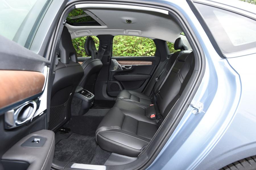 Интерьер Volvo S90 D4 Inscription 2016 года  (UK) (фото 6 из 30)